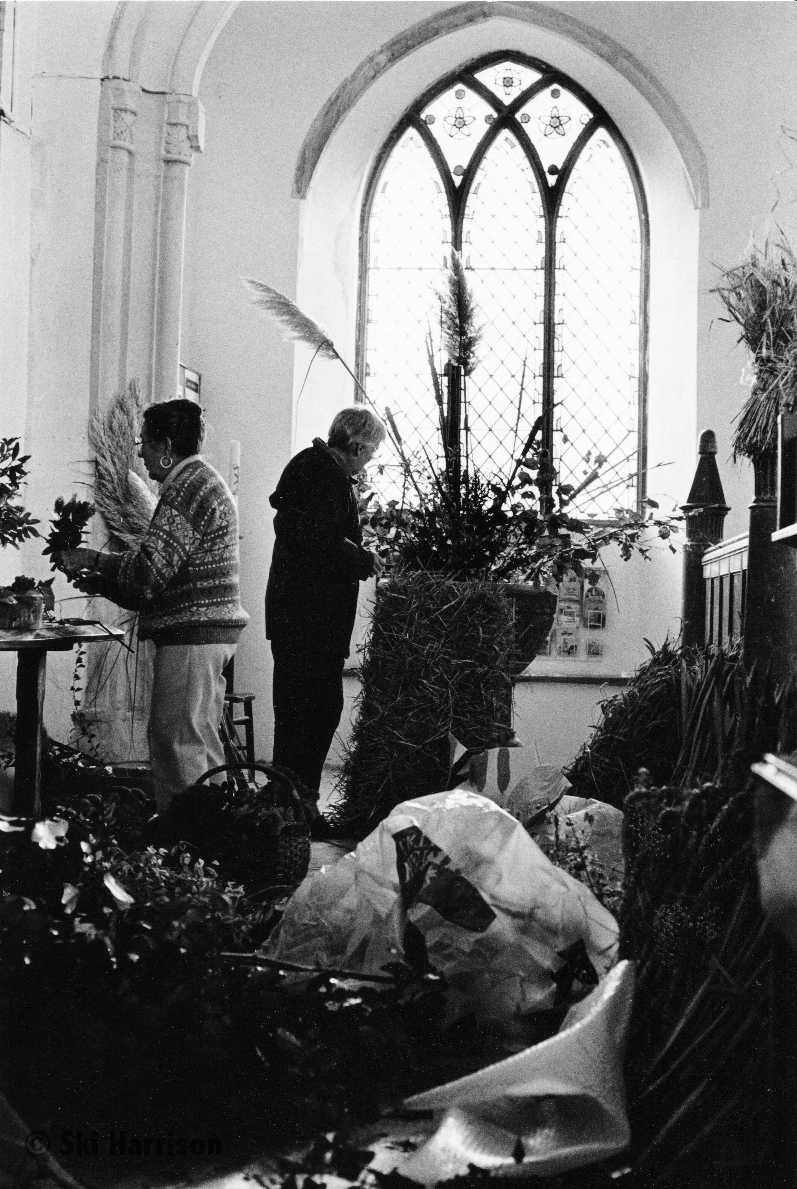 CS91 - Decorating for Harvest Festival. St Peter's Church, 1997